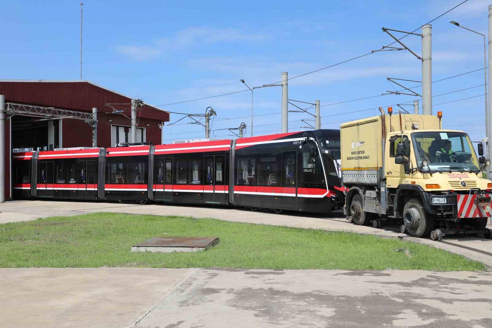 SAMSUN BÜYÜKŞEHİR BELEDİYESİ (SBB) TARAFINDAN ŞEHRE KAZANDIRILAN 12 YENİ TRAMVAYIN İKİNCİSİ DE KENTE ULAŞTI. İLK TRAMVAYIN TEST AŞAMASINDA SONA YAKLAŞILIRKEN KENTE GELEN İKİNCİ TRAMVAYIN DA MONTAJ VE TEST SÜRECİ BAŞLADI.