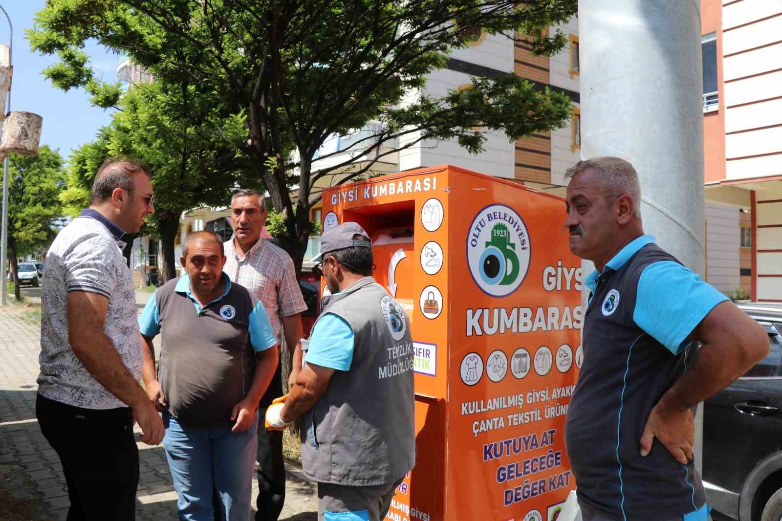 ERZURUM’UN OLTU İLÇESİNDE  BELEDİYE, GERİ DÖNÜŞÜM ÇALIŞMALARINA KATKI SAĞLAMAK VE KULLANILMAYAN TEKSTİL ÜRÜNLERİNİN YENİDEN EKONOMİYE KAZANDIRILMASINI SAĞLAMAK AMACIYLA İLÇE MERKEZİNİN FARKLI NOKTALARINA 50 ADET GİYSİ KUMBARASI YERLEŞTİRDİ.
