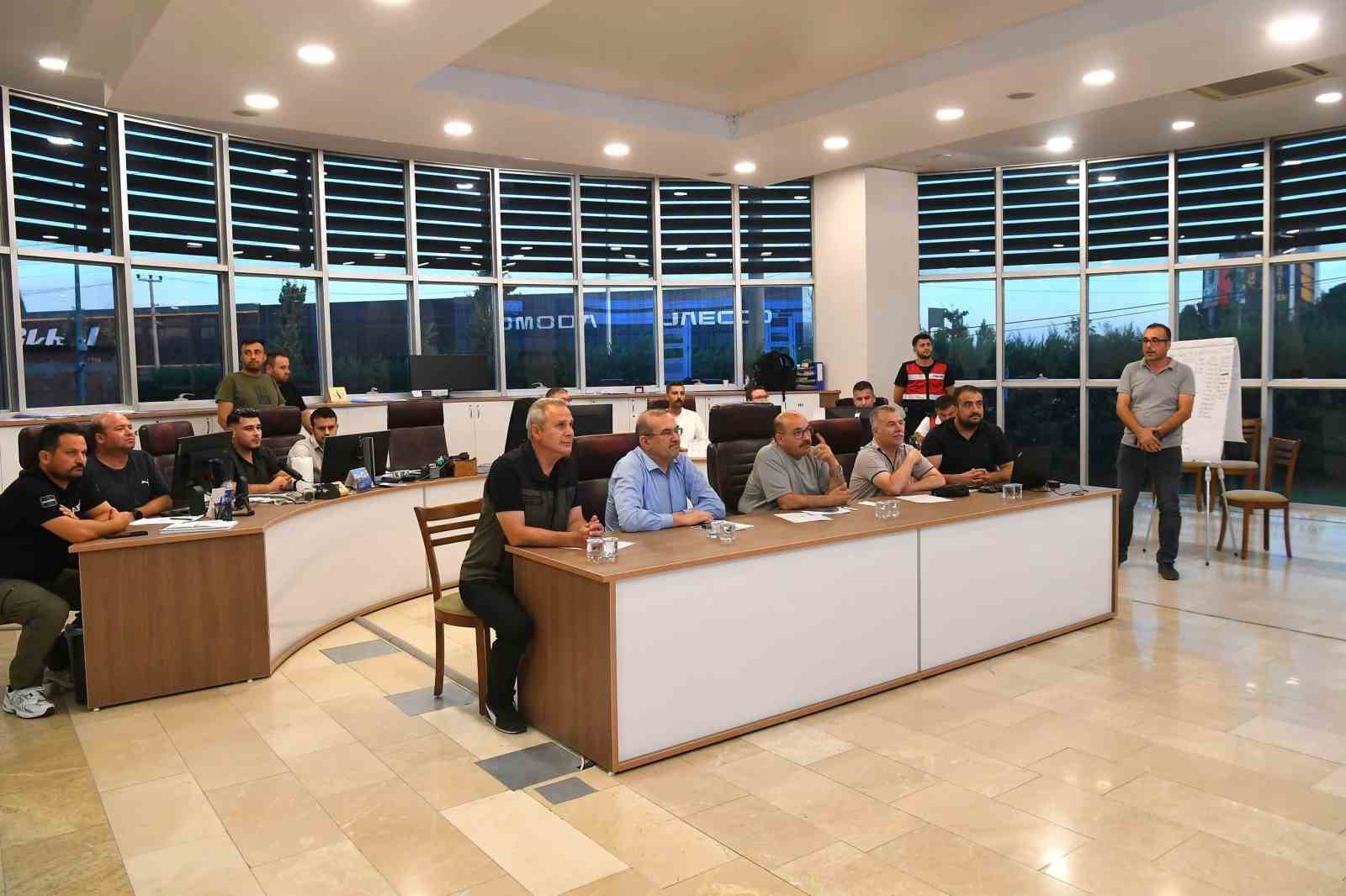 BALIKESİR VALİSİ İSMAİL USTAOĞLU, YANGIN YÖNETİM MERKEZİ’NDE SÖNDÜRME ÇALIŞMALARINI KOORDİNE ETTİ.
