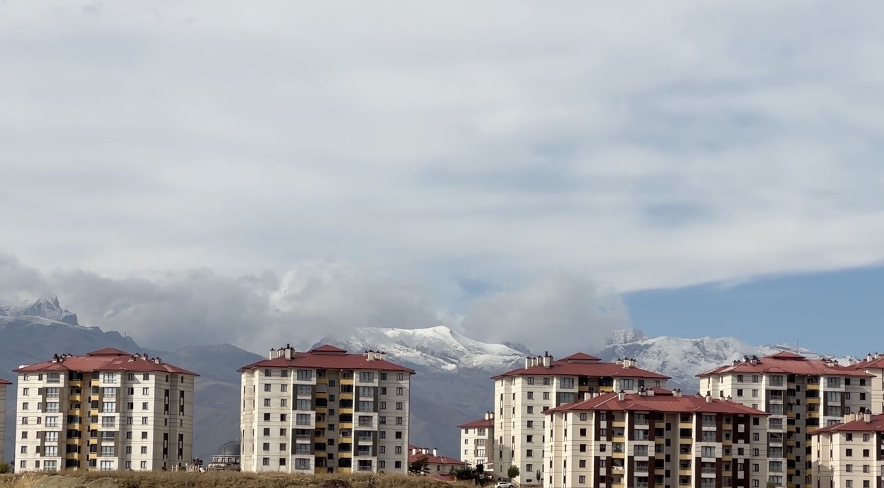 HAKKARİ'NİN YÜKSEKOVA İLÇESİNDE ETKİLİ OLAN SOĞUK HAVA VE YAĞIŞ, YÜKSEK KESİMLERDE KAR YAĞIŞINI BERABERİNDE GETİRDİ.