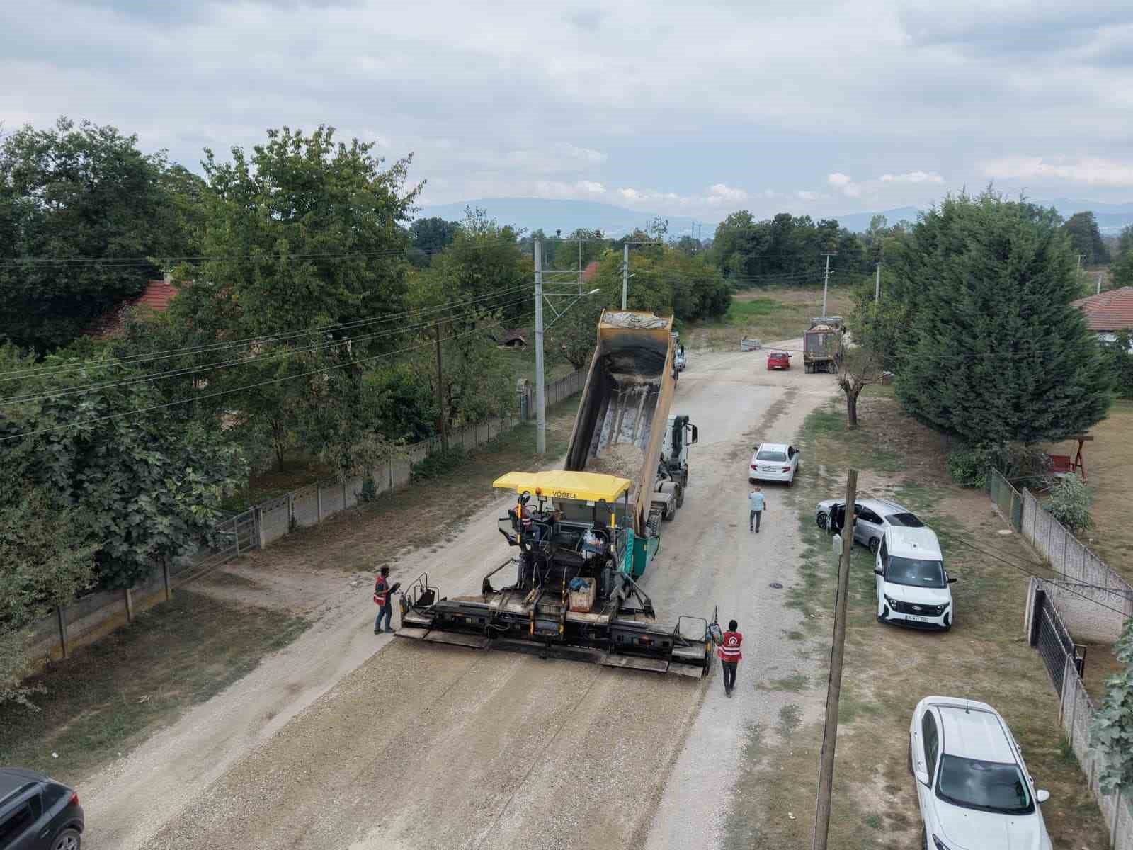 DÜZCE BELEDİYESİ ASFALT YATIRIMLARININ 2026 YILI PROGRAMI BUGÜN İŞ MAKİNELERİNİN SAHAYA İNMESİ İLE İKİ FARKLI NOKTADA BAŞLADI.