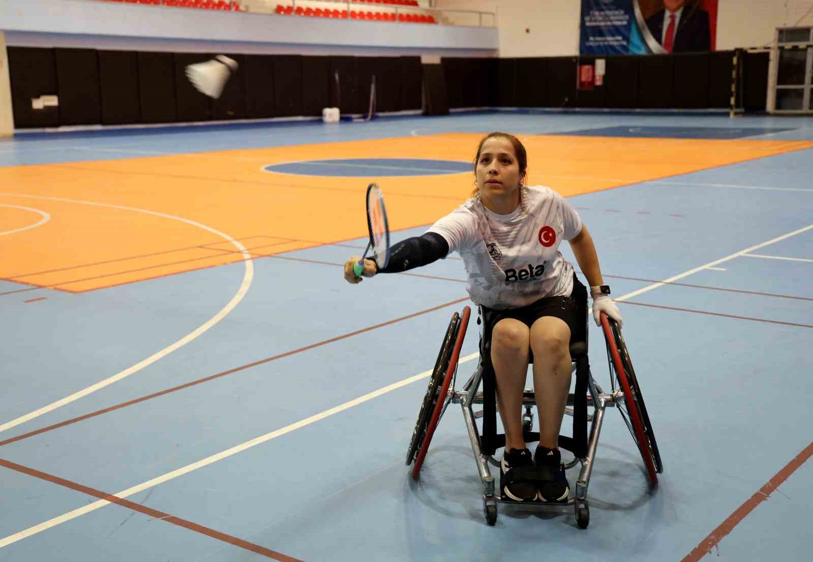 JAPONYA'DA DÜZENLENEN ULUSLARARASI PARA BADMİNTON TURNUVASI'NDA MÜCADELE EDEN ADANALI MİLLİ SPORCU NARİN ULUÇ, TEK KADINLAR KATEGORİSİNDE DÜNYA ÜÇÜNCÜSÜ OLARAK BRONZ MADALYA KAZANDI.