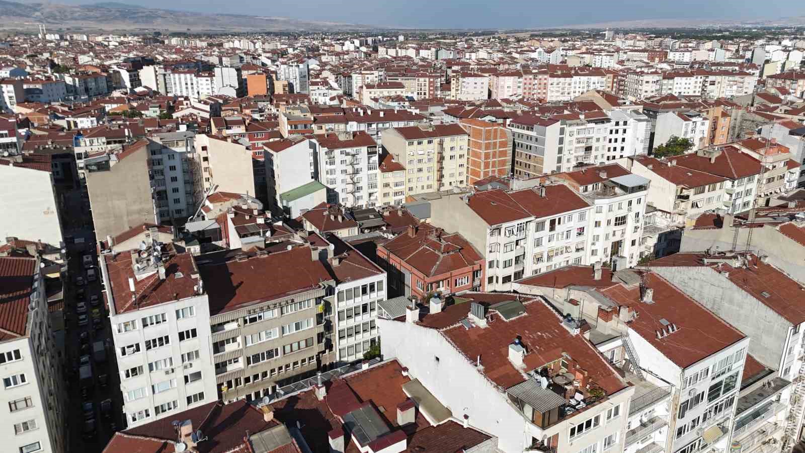 ESKİŞEHİR OSMANGAZİ ÜNİVERSİTESİ (ESOGÜ) GENEL JEOLOJİ ANABİLİM DALI ÖĞRETİM ÜYESİ PROF. DR. ERHAN ALTUNEL, ESKİŞEHİR'DE DEPREM TEHLİKESİ OLDUĞUNU, BUNUN GÖZ ARDI EDİLMEZ BİR GERÇEK OLDUĞUNU BELİRTEREK, "PORSUK ÇAYI ÇEVRESİNDE JEOLOJİK ZEMİN SARSINTIYI TAŞIMAYA YETERLİ DEĞİLSE ÜZERİNDEKİ BİNALAR HASAR GÖRÜRLER" DEDİ.