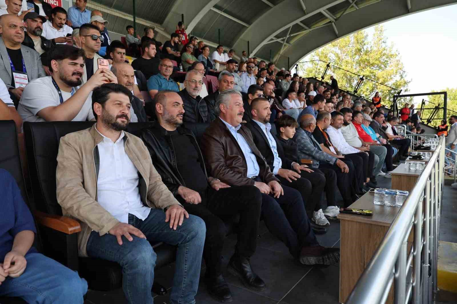 ERCİYES 38 FK KULÜP BAŞKANI LATİF ERSOY, ADANASPOR KARŞILAŞMASINDA TAKIMLARINA DESTEK VEREN MELİKGAZİ BELEDİYE BAŞKANI MUSTAFA PALANCIOĞLU’NA TEŞEKKÜR ETTİ