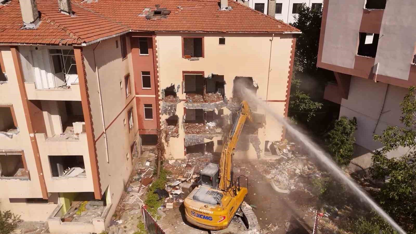 İSTANBUL'UN BÜYÜKÇEKMECE İLÇESİNDE MUHTEMEL DEPREMDE YIKILMA TEHLİKESİ BULUNAN 4 BLOKTAN OLUŞAN 48 BAĞIMSIZ KONUTUN KENTSEL DÖNÜŞÜM ÇALIŞMALARI, BÜYÜKÇEKMECE BELEDİYESİ'NİN KATKILARIYLA YIKILMAYA BAŞLANDI.