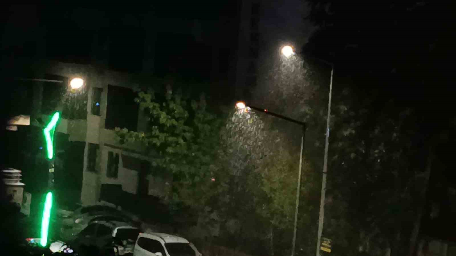 YAĞIŞIN ETKİSİYLE CADDE VE SOKAKLARDA SU BİRİKİNTİLERİ OLUŞTURURKEN, SOKAK LAMBALARININ IŞIĞIYLA YAĞMURUN ŞİDDETİ BELLİ OLDU.