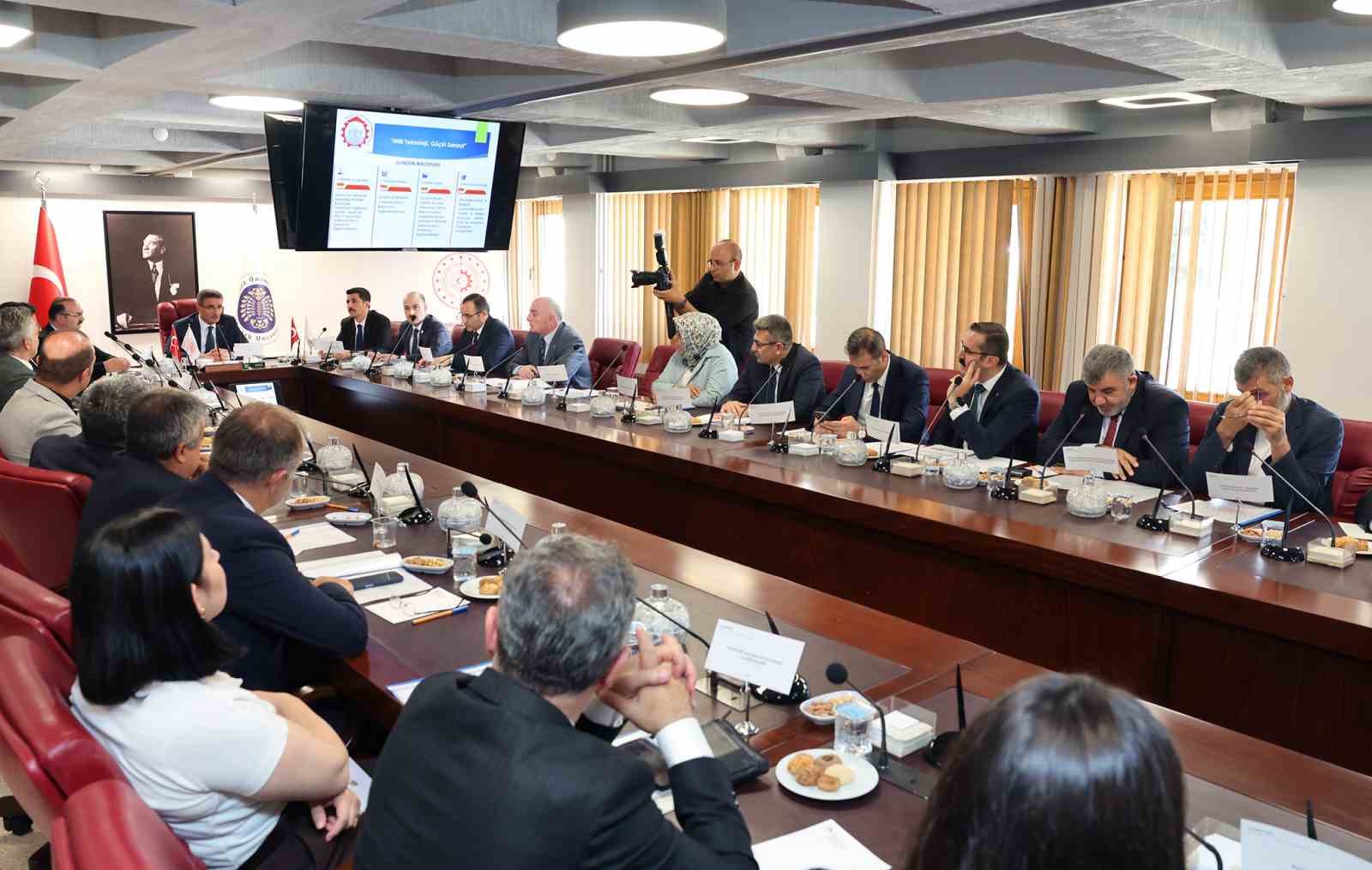 ERZURUM’UN SANAYİ VE TEKNOLOJİ ALANINDAKİ POTANSİYELİNİ GÜÇLENDİRMEK, YATIRIM VE ÜRETİM KAPASİTESİNİ ARTIRMAK, İSTİHDAMI GELİŞTİRMEK VE ÜNİVERSİTE-SANAYİ İŞBİRLİĞİNİ DAHA İLERİ BİR NOKTAYA TAŞIMAK AMACIYLA SANAYİ VE TEKNOLOJİ İŞBİRLİĞİ KURULU TOPLANTISI GERÇEKLEŞTİRİLDİ.