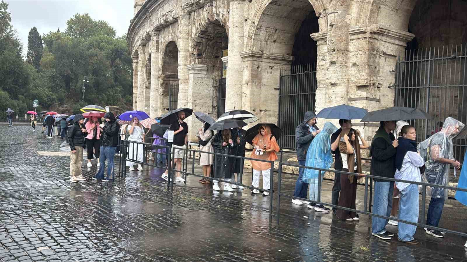 TROYA SAVAŞLARI'NIN YAŞANDIĞI TROYA ÖREN YERİ'NDEN ÇIKAN ESERLER, ROMA'NIN DÜNYACA ÜNLÜ SİMGE YAPISI OLAN KOLEZYUM'DAKİ 'TROİA VE ROMA: ANTİK AKDENİZ'İN MİTLERİ, EFSANELERİ VE HİKAYELERİ' SERGİSİNDE SERGİLENDİ.