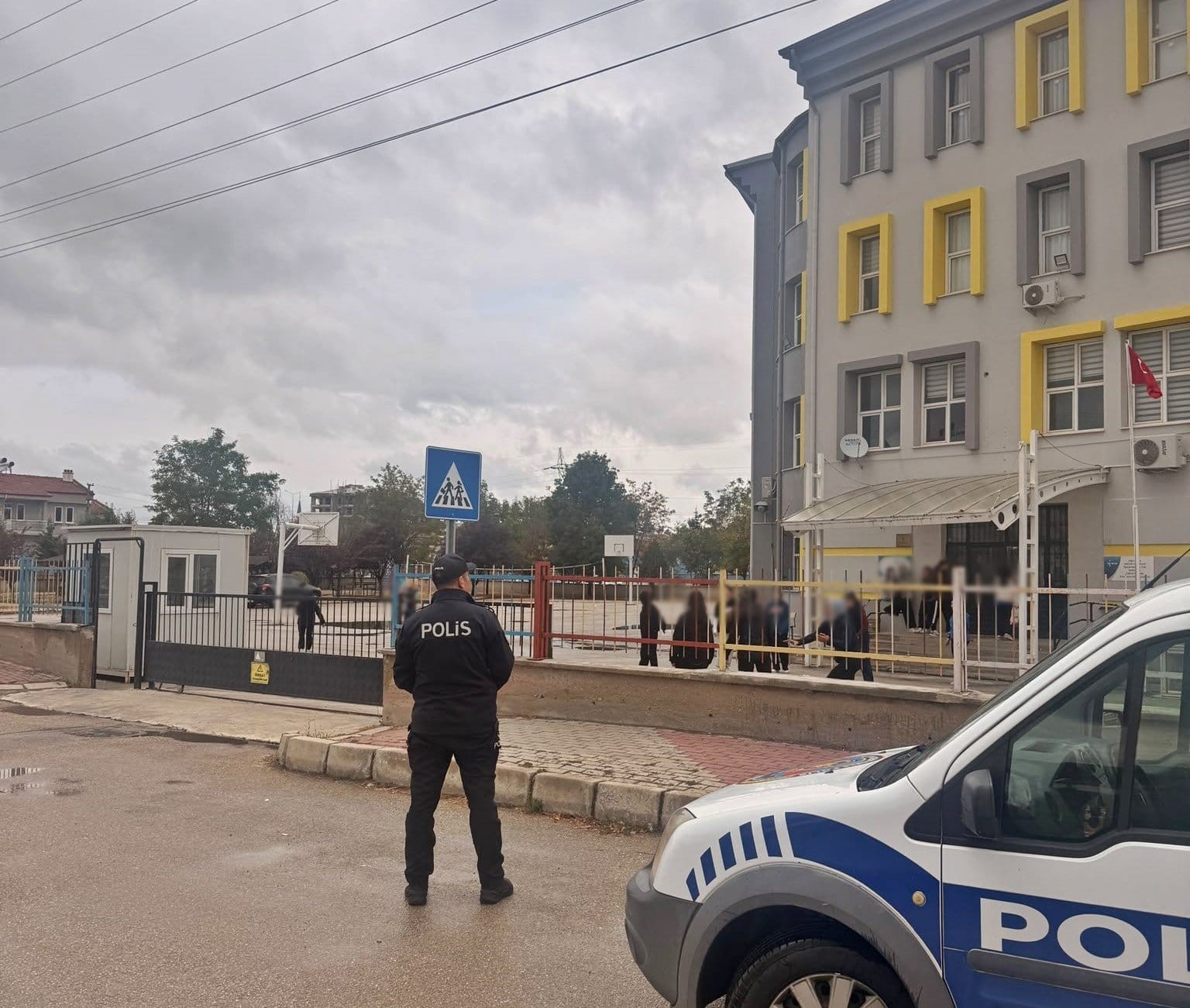 AFYONKARAHİSAR’DA POLİS TARAFINDAN EĞİTİM VE ÖĞRETİM ORTAMININ HUZUR VE GÜVENLİĞİNİ SAĞLAMAK AMACIYLA İL GENELİNDE GENİŞ KAPSAMLI BİR DENETİM GERÇEKLEŞTİRİLDİ.