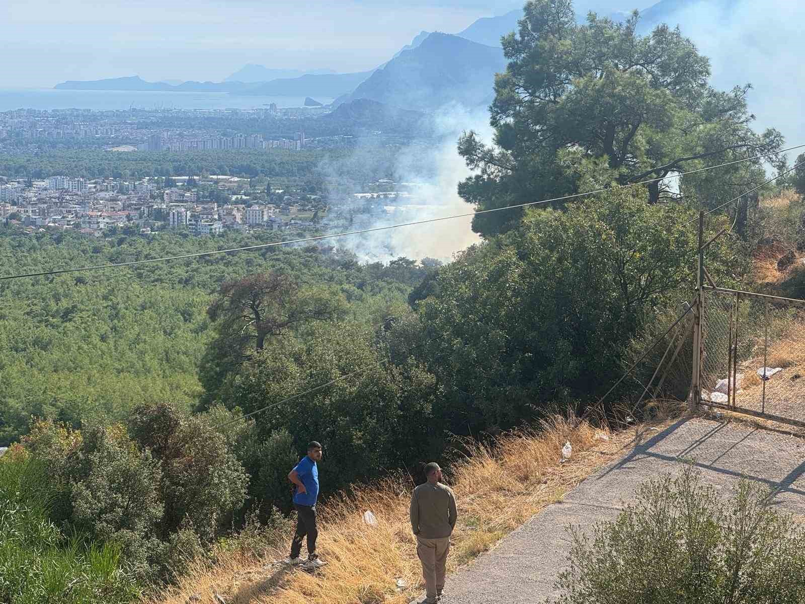 ANTALYA'NIN KEPEZ İLÇESİNDE ÇIKAN ORMAN YANGINI, HAVADAN VE KARADAN MÜDAHALEYLE KONTROL ALTINA ALINDI. EKİPLERİN BÖLGEDE SOĞUTMA ÇALIŞMASI SÜRÜYOR.