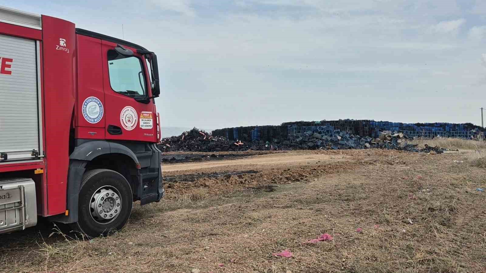 TEPEBAŞI İLÇESİNDE, AÇIK ALANDA STOKLANAN BİNLERCE PLASTİK KASANIN TUTUŞMASIYLA BAŞLAYAN YANGINDA MADDİ HASAR MEYDANA GELDİ.
