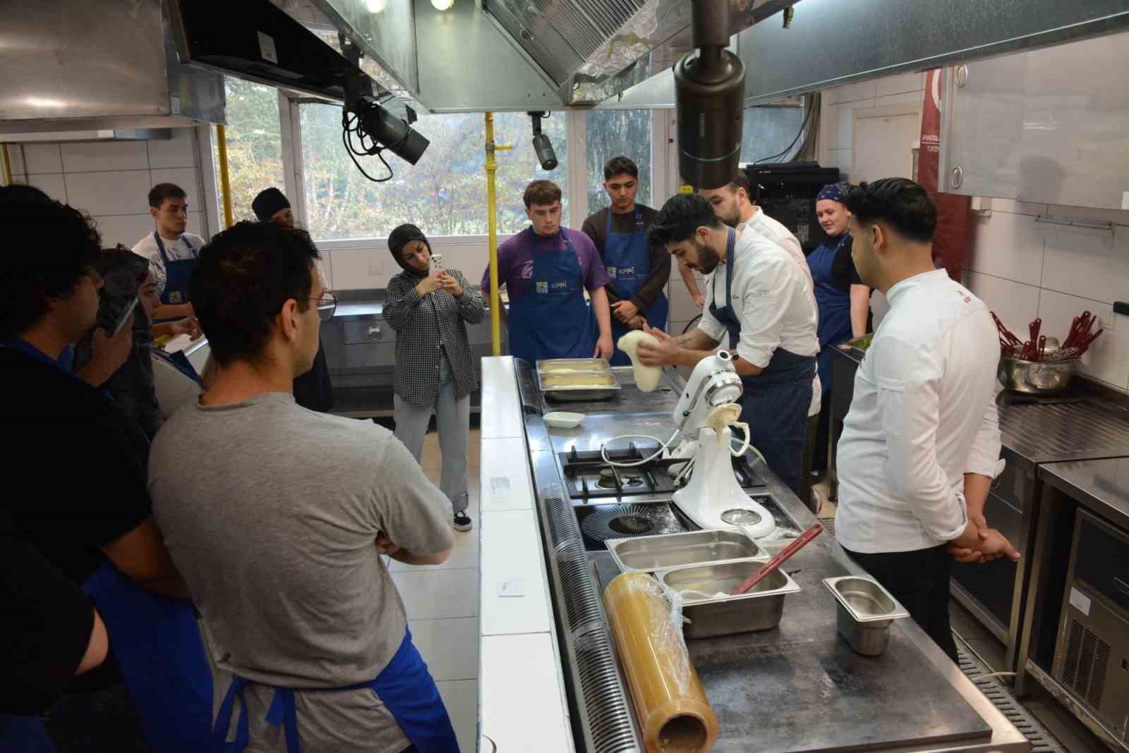 ANADOLU ÜNİVERSİTESİ GASTRONOMİ KULÜBÜ TARAFINDAN 'PİZZA WORKSHOP' ETKİNLİĞİ DÜZENLENDİ.