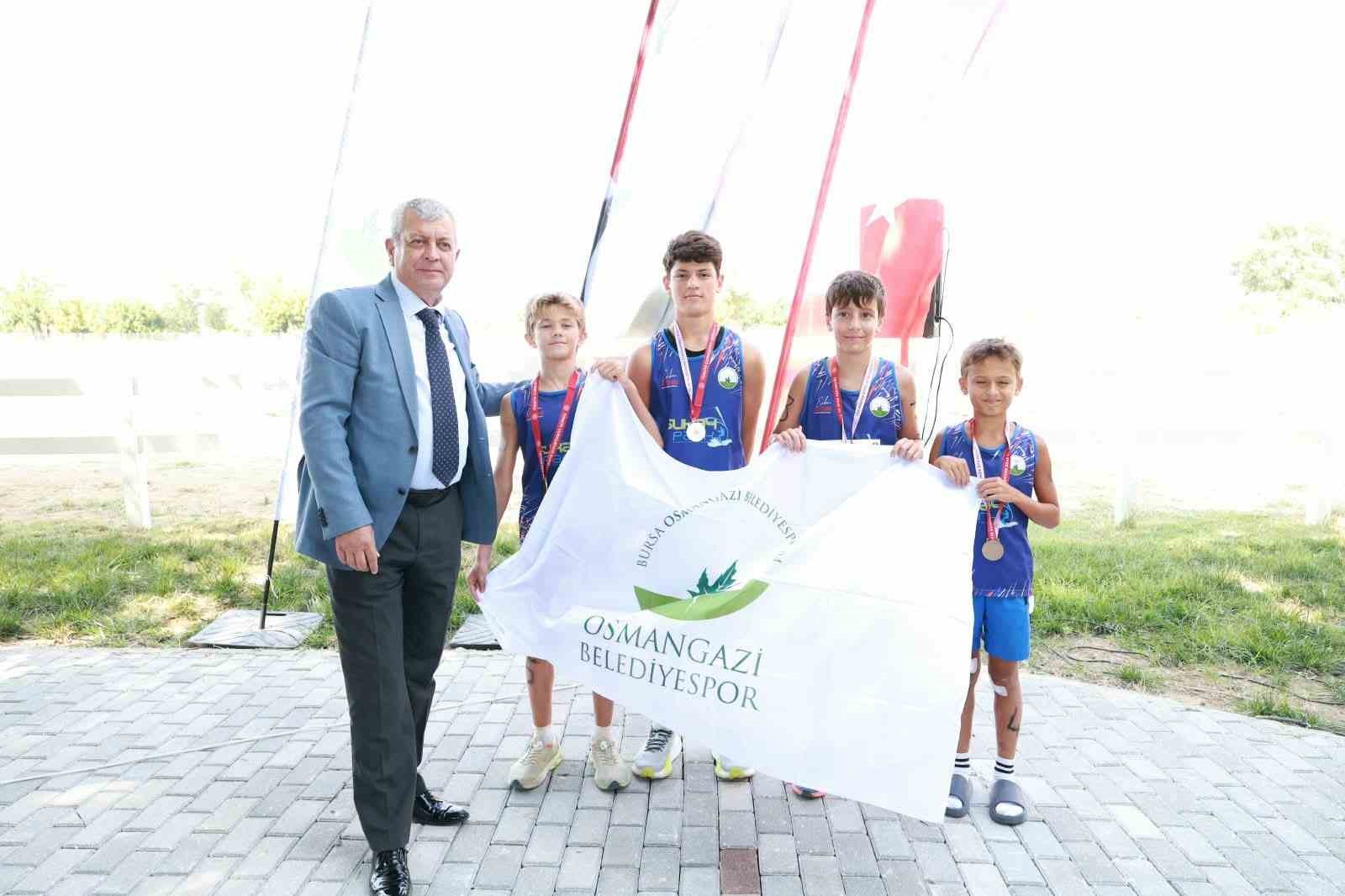 SPORA VE SPORCUYA BÜYÜK ÖNEM VEREN OSMANGAZİ BELEDİYESİ, GENÇLERİ SPORA TEŞVİK ETMEK VE SPORUN YAYGINLAŞMASINI SAĞLAMAK AMACIYLA DÜZENLENEN ORGANİZASYONLARA DESTEK VERMEYE DEVAM EDİYOR. BU KAPSAMDA, TÜRKİYE TRİATLON FEDERASYONU BURSA İL TEMSİLCİLİĞİ, OSMANGAZİ BELEDİYESİ VE OSMANGAZİ BELEDİYESPOR İŞ BİRLİĞİNDE DÜZENLENEN BURSA DUATLON İL BİRİNCİLİĞİ MÜSABAKALARI, NEFES KESEN YARIŞLARA SAHNE OLDU.