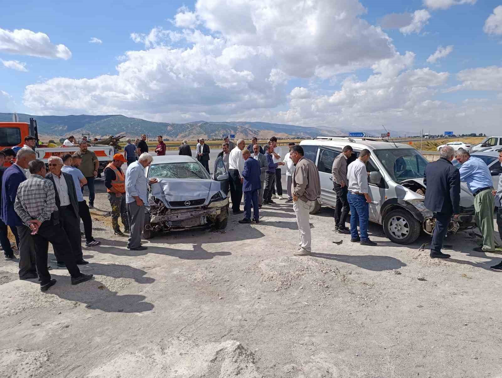 MUŞ’TA OTOMOBİL VE HAFİF TİCARİ ARACIN ÇARPIŞMASI SONUCU MEYDANA GELEN TRAFİK KAZASINDA 2 KİŞİ YARALANDI.