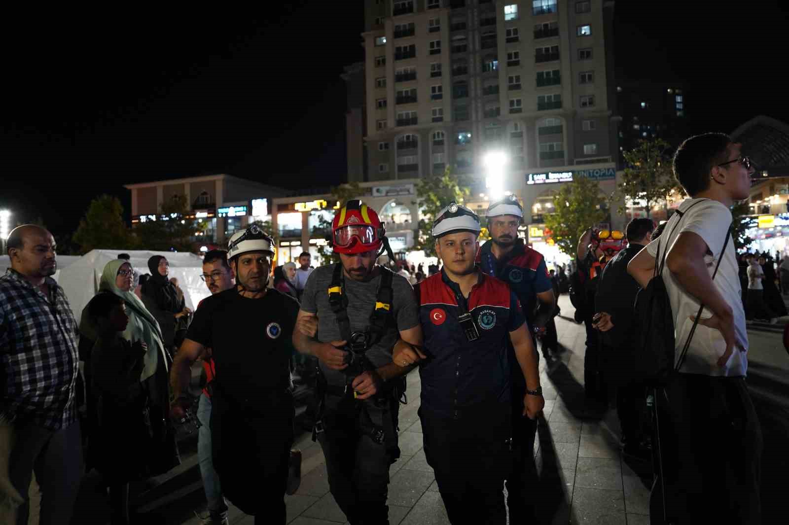 BAŞAKŞEHİR BELEDİYESİ, 17 AĞUSTOS MARMARA DEPREMİ’NİN 27. YIL DÖNÜMÜNDE TAHLİYE, TRANSFER VE KURTARMA TATBİKATI YAPTI. 27 BİNDEN FAZLA KİŞİNİN YAŞADIĞI BÖLGEDE 3 BİNDEN FAZLA VATANDAŞ 14 DAKİKA 27 SANİYEDE TAHLİYE EDİLDİ.