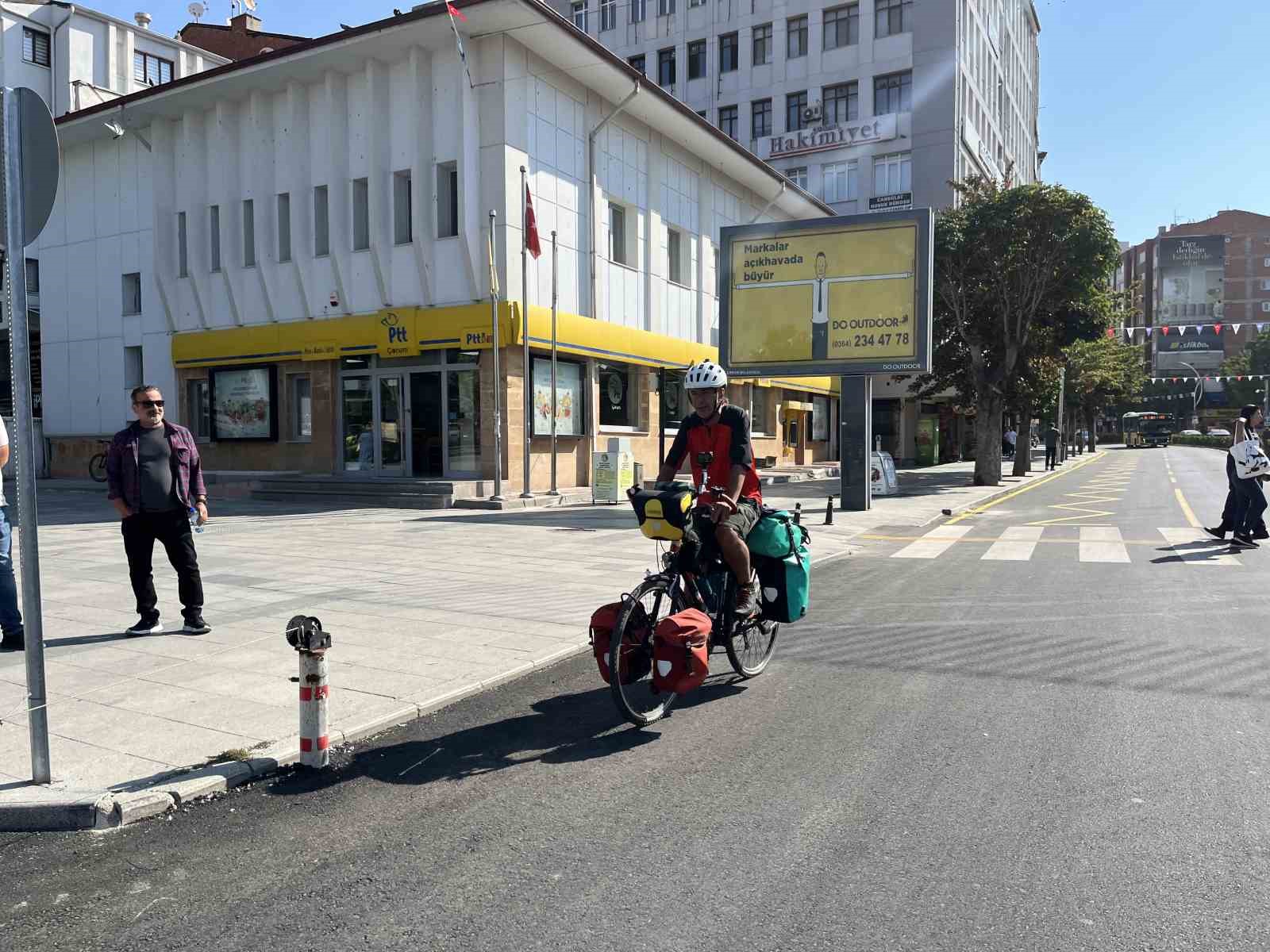 BİSİKLETLE 13 YILDA 3 KEZ TÜRKİYE TURU YAPAN VE AVRUPA'NIN ÇOK SAYIDA ÜLKESİNİ GEZEN BİSİKLET TUTKUNU, EN BÜYÜK HAYALİNİ GERÇEKLEŞTİRMEK İÇİN MEMLEKETİ ÇORUM'DAN PEDALLA DÜNYA TURU YAPMAK İÇİN YOLA ÇIKTI.