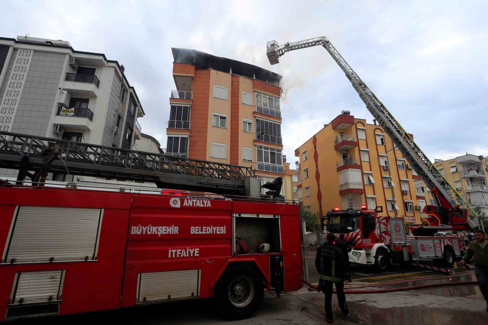 ANTALYA’DA 5 KATLI BİR APARTMANIN EN KATINDA YANGIN ÇIKTI. İTFAİYE EKİPLERİNİN YAKLAŞIK 1 SAATLİK ÇALIŞMASI SONUCU YANGIN SÖNDÜRÜLÜRKEN, DAİRE TAMAMEN KULLANILAMAZ HALE GELDİ.