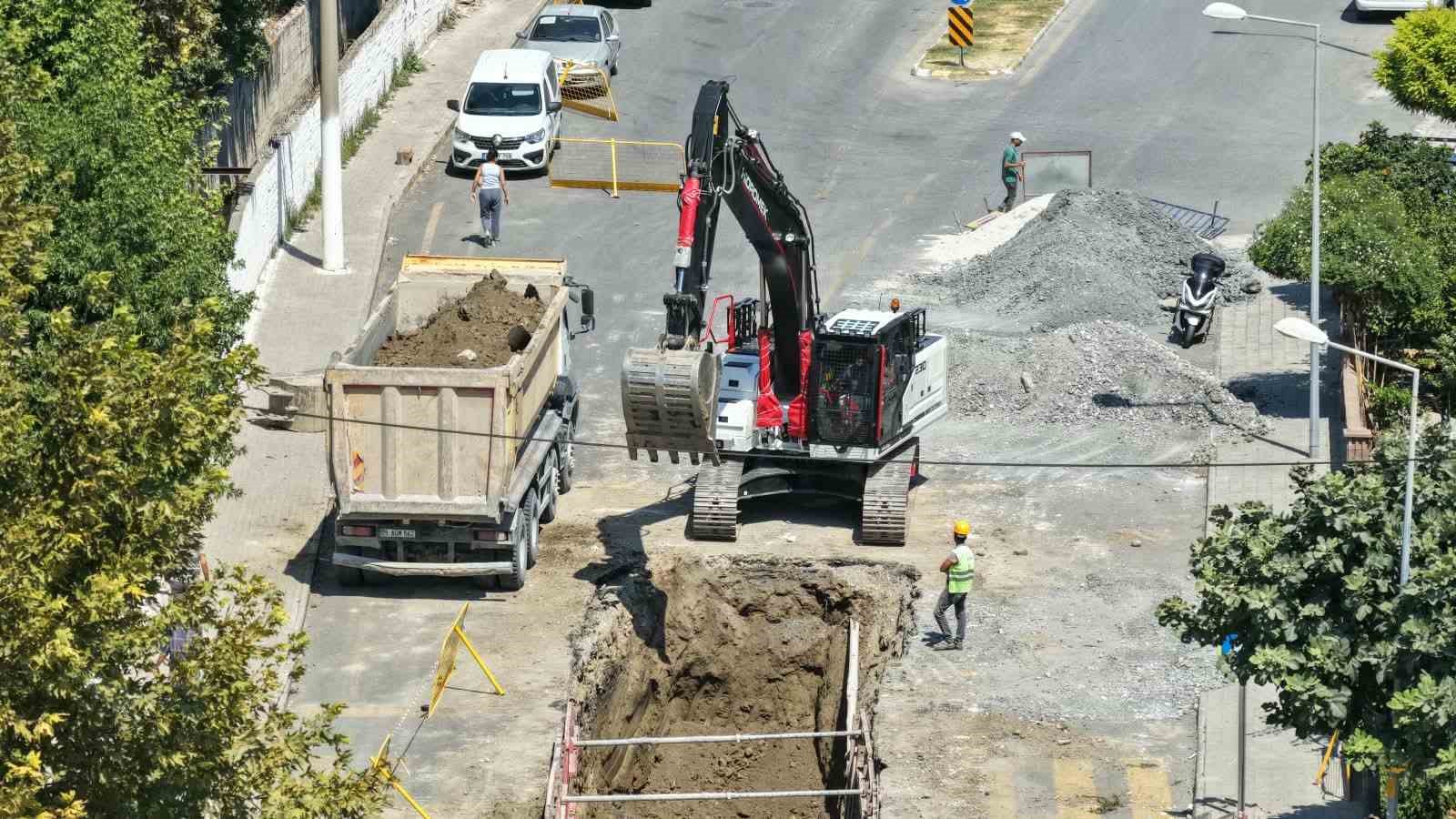 AYDIN BÜYÜKŞEHİR BELEDİYESİ TARAFINDAN SÖKE AYDIN CADDESİ’NDE YÜRÜTÜLEN 77 MİLYON TL YATIRIM BEDELLİ PROJE KAPSAMINDA 1300 METRE YAĞMUR SUYU HATTI, 30 MUAYENE BACASI VE 90 YAĞMUR SUYU IZGARASI YAPILACAK.