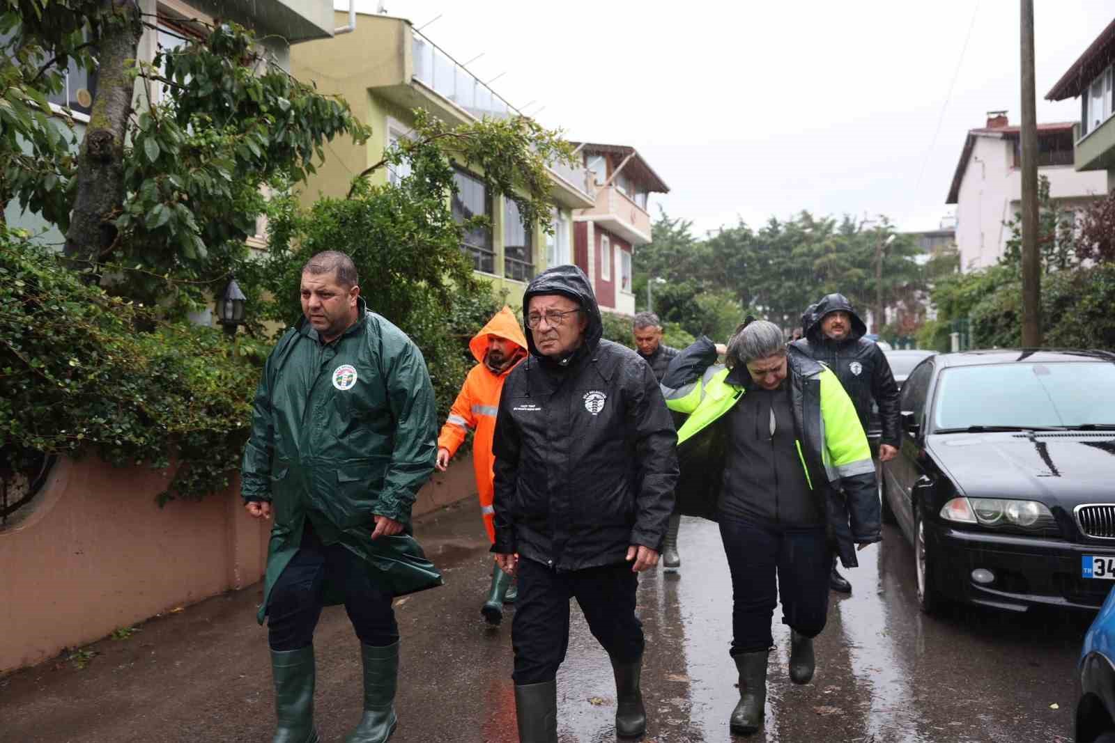 İSTANBUL GENELİNDE VE ŞİLE’DE ETKİLİ OLMAYA DEVAM EDEN YOĞUN YAĞIŞLARLA BİRLİKTE ŞİLE BELEDİYESİ EKİPLERİ, İLÇEDE YAŞANABİLECEK OLUMSUZLUKLARA KARŞI ÇALIŞMALARINI ARALIKSIZ SÜRDÜRÜYOR.