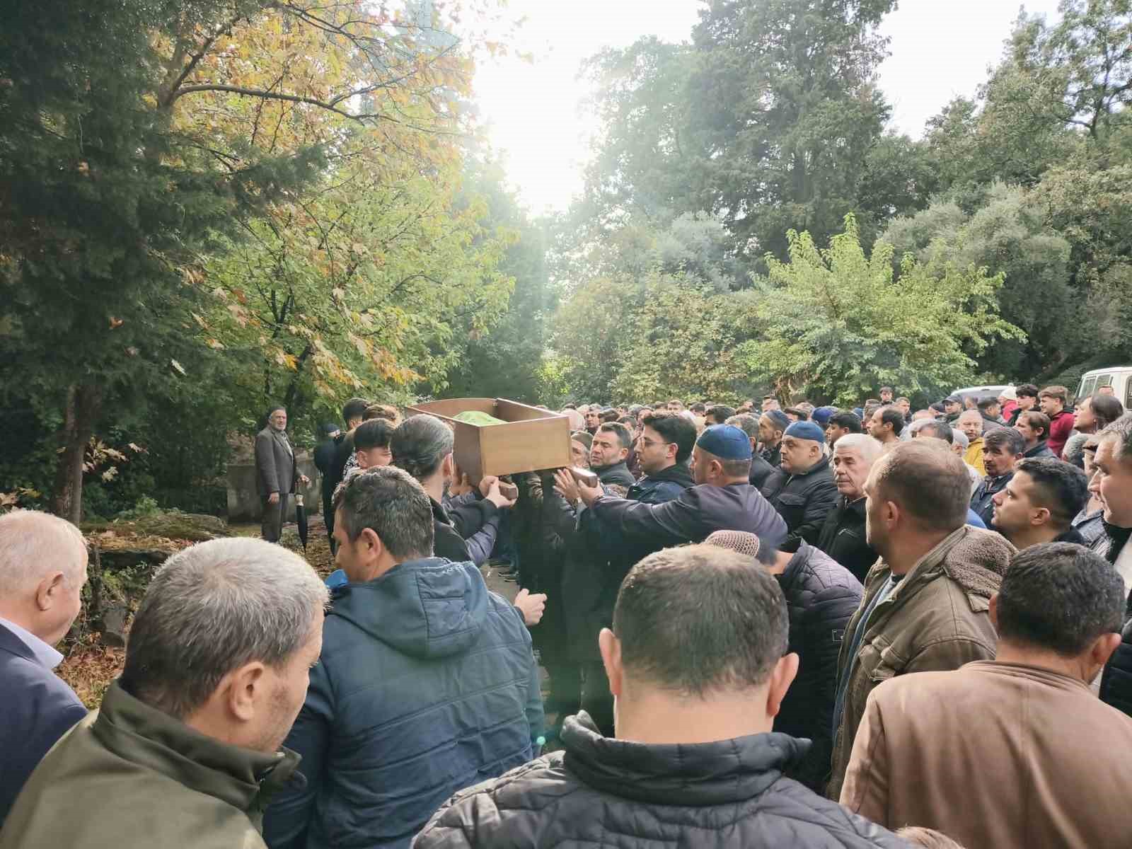 AYDIN’IN KÖŞK İLÇESİNDEKİ KALDIĞI ÖĞRENCİ YURDUNDA KALP KRİZİ GEÇİREREK HAYATINI KAYBEDEN 11 YAŞINDAKİ HAMZA BAYDUR, GÖZYAŞLARI İÇİNDE TOPRAĞA VERİLDİ.