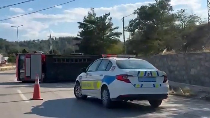 BOYABAT İLÇESİNDE ÖZEL BİR ŞİRKETE AİT SÖNDÜRME ARACININ BARİYERE ÇARPARAK YAN YATTIĞI KAZADA SÜRÜCÜ YARALANDI.