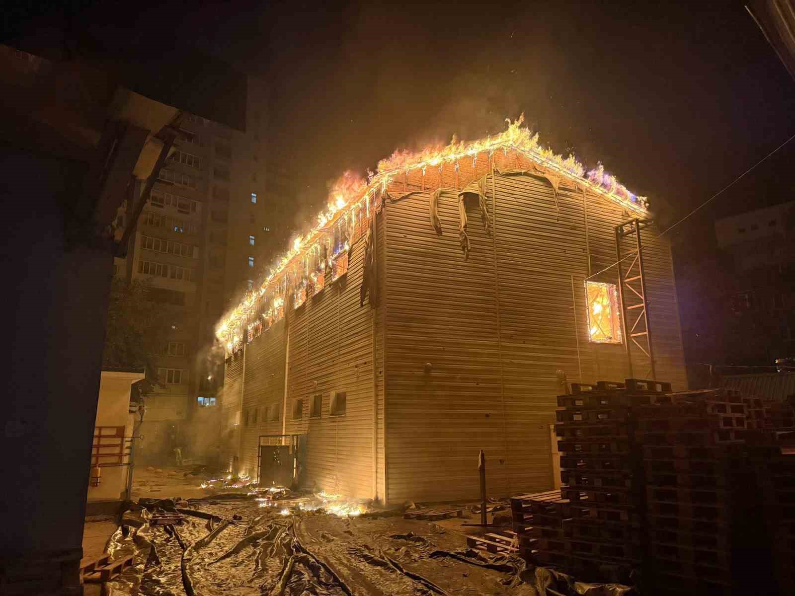 RUSYA’NIN UKRAYNA’NIN BAŞKENTİ KİEV’E DÜZENLEDİĞİ FÜZE VE İHA SALDIRISINDA 12 KİŞİ HAYATINI KAYBETTİ, YAKLAŞIK 40 KİŞİ DE YARALANDI. KİEV BELEDİYE BAŞKANI VİTALİ KLİTSCHKO, HAYATINI KAYBEDENLER İÇİN YARIN KİEV’DE YAS İLAN ETTİ