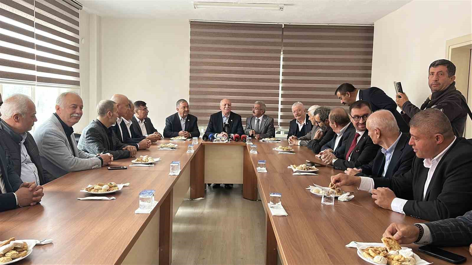 TÜRKİYE ZİRAAT ODALARI BİRLİĞİ (TZOB) GENEL BAŞKANI ŞEMSİ BAYRAKTAR, ÇİFTÇİLER İLE BULUŞTU.