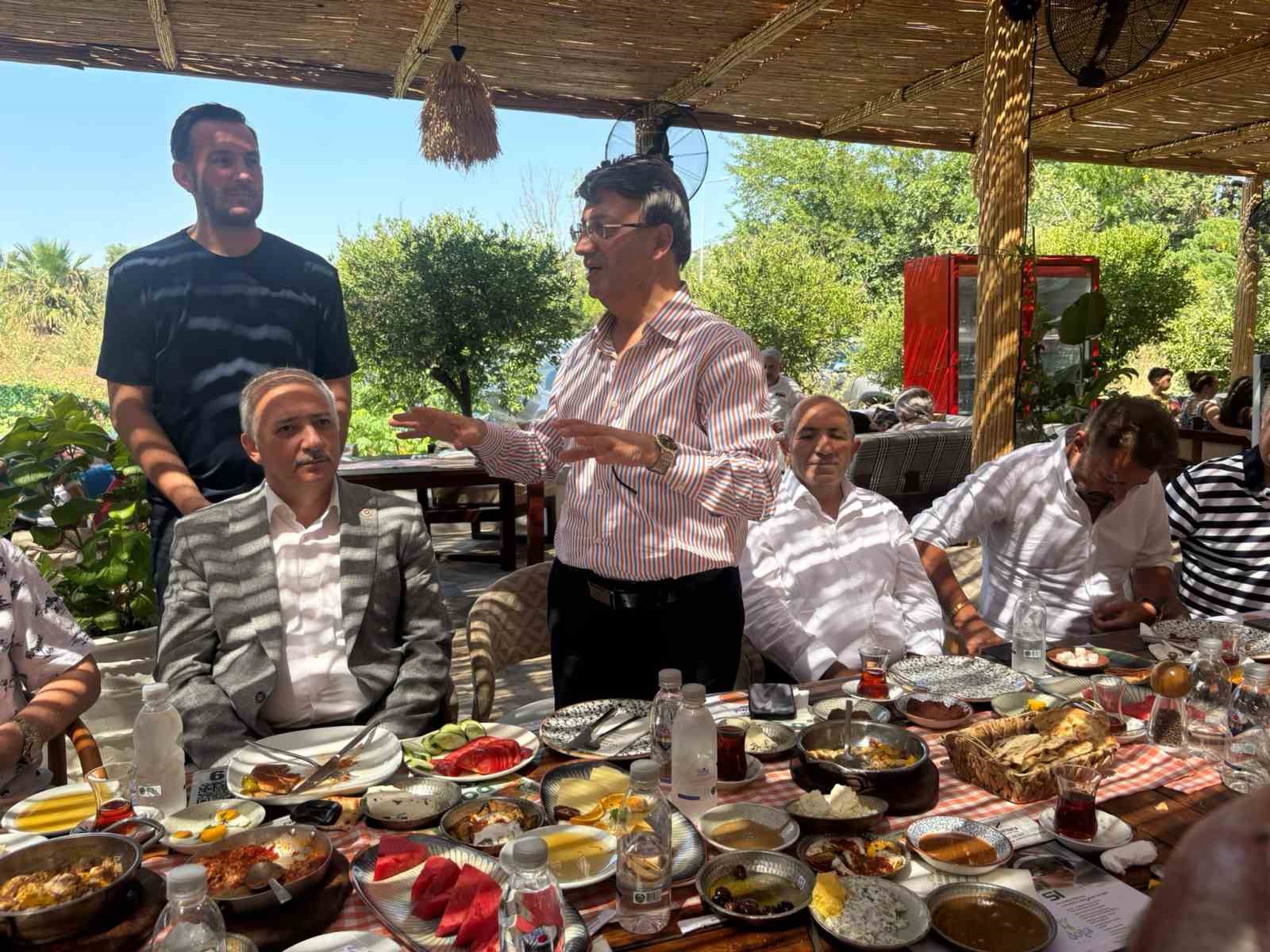 AK PARTİ MUĞLA MİLLETVEKİLİ KADEM METE (SOLDA OTURAN), AK PARTİ VAN MİLLETVEKİLİ KAYHAN TÜRKMENOĞLU (AYAKTA KONUŞAN), BODRUM VANLILAR DERNEĞİ BAŞKAN YARDIMCISI HAŞİM ATASOY