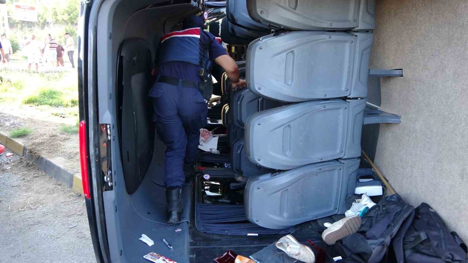 AMBULANSLARLA HASTANEYE SEVK EDİLEN YARALILARIN HAYATİ TEHLİKESİNİN BULUNMADIĞI ÖĞRENİLİRKEN, 2 YARALI İSE AYAKTA TEDAVİ EDİLDİ.