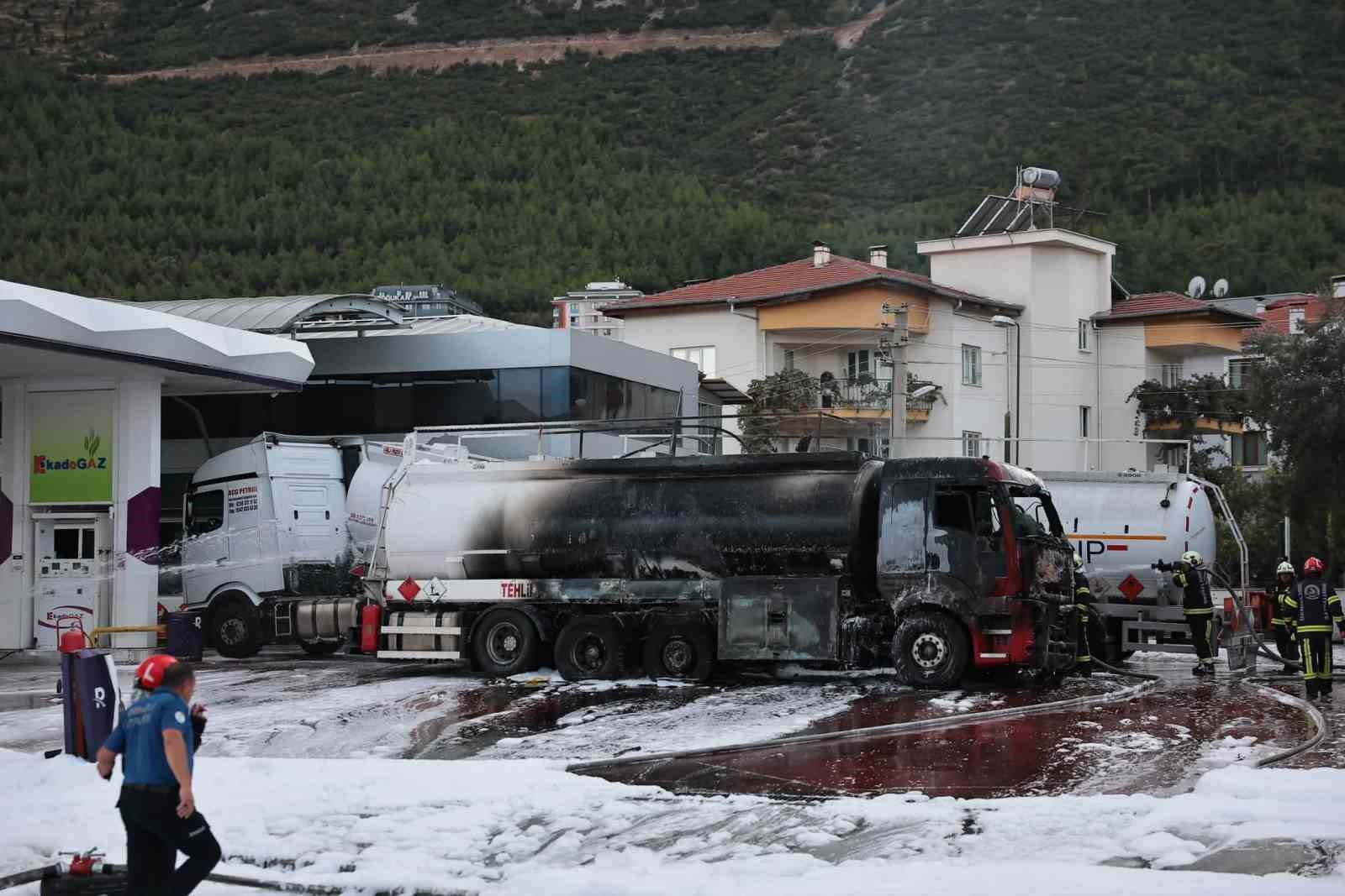 DENİZLİ’NİN PAMUKKALE İLÇESİNDE AKARYAKIT İSTASYONUNDA YAKIT İKMALİ YAPAN TANKER ÇIKAN YANGIN EKİPLERİN MÜDAHALELERİ SONUCUNDA KONTROL ALTINA ALINDI. OLAY YERİNE GELEN DENİZLİ BÜYÜKŞEHİR BELEDİYE BAŞKANI BÜLENT NURİ ÇAVUŞOĞLU, İŞLETME SAHİPLERİ VE ÇALIŞANLARLA BİR ARAYA GELEREK GEÇMİŞ OLSUN DİLEKLERİNİ İLETTİ.