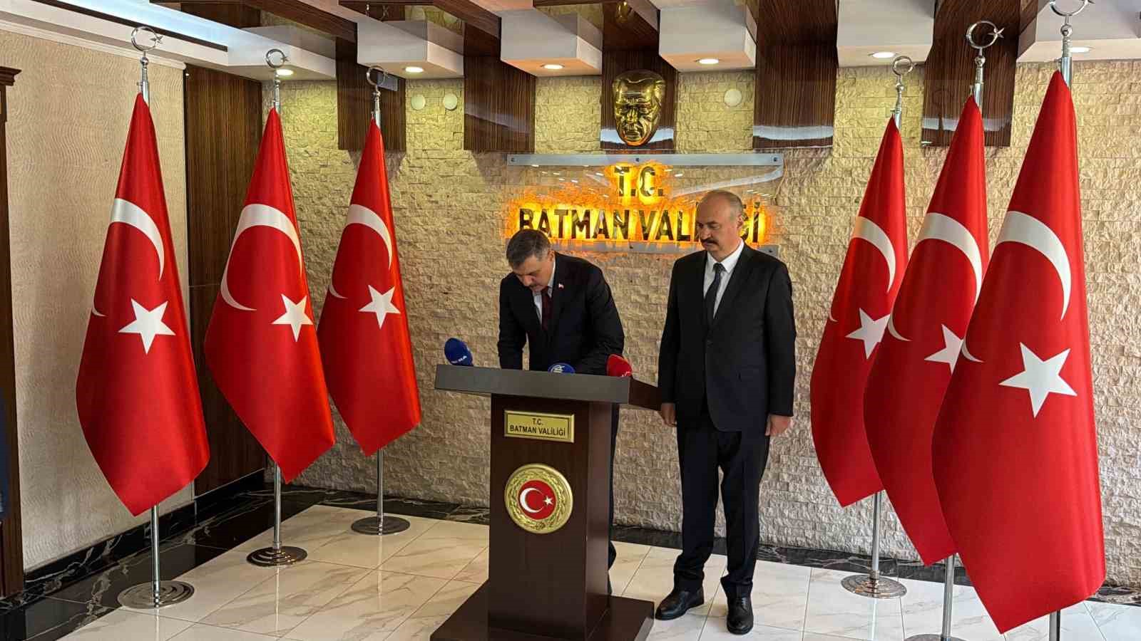 İÇİŞLERİ BAKANI MUSTAFA ÇİFTÇİ, BATMAN VALİLİĞİNİ ZİYARET EDEREK VALİLİK ŞEREF DEFTERİNİ İMZALADI.
