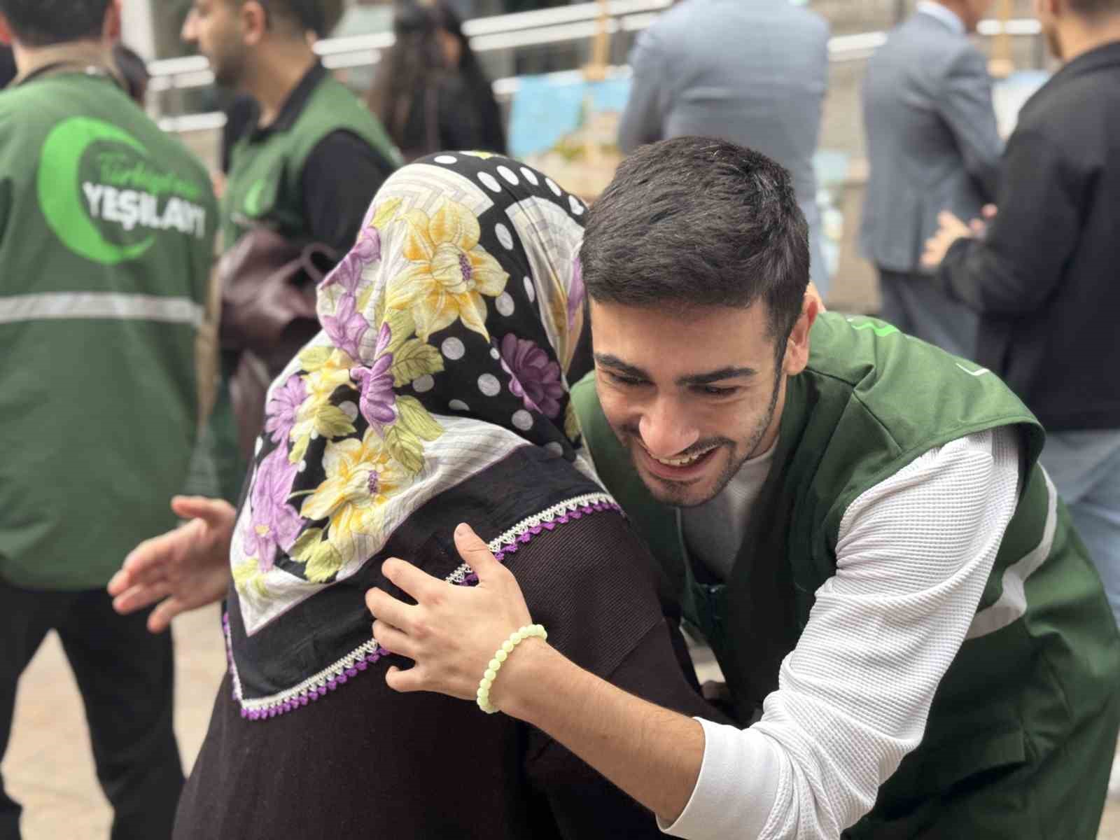 KARABÜK'TE 1 EKİM DÜNYA YAŞLILAR GÜNÜ DOLAYISIYLA DÜZENLENEN FARKINDALIK YÜRÜYÜŞÜNDE GENÇLER, BİRLİKTE YÜRÜDÜKLERİ YAŞLILARIN ELLERİNİ ÖPEREK SAYGILARINI GÖSTERDİ.