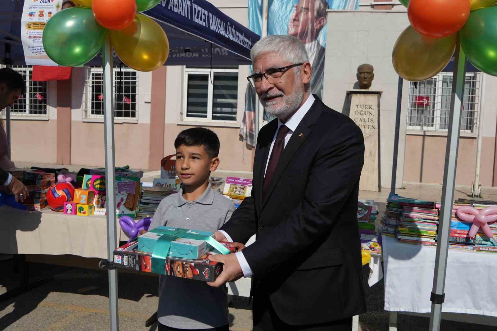 BOLU ABANT İZZET BAYSAL ÜNİVERSİTESİ’NDE (BAİBÜ) HAZİRAN AYINDA DÜZENLENEN PERSONEL ETKİNLİĞİNDE KURULAN "İYİLİK STANDI"NDA TOPLANAN YAKLAŞIK BİN KİTAP VE 250 OYUNCAK, BOLU ÇİMENTO ÇAYDURT İLKOKULU ÖĞRENCİLERİNE DAĞITILDI. ETKİNLİKTE YÜZLERİ BOYANAN ÇOCUKLAR KEYİFLİ ANLAR YAŞADI.