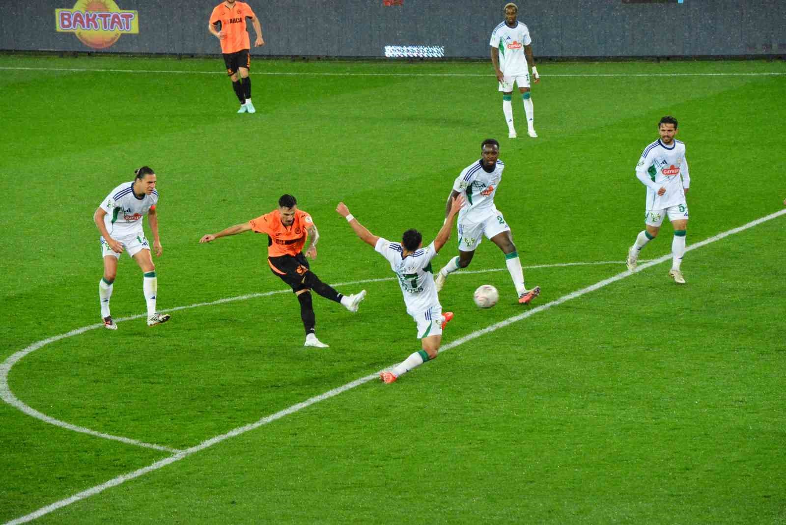 TRENDYOL SÜPER LİG'İN 8. HAFTASINDA ÇORUM FK, EVİNDE KONUK ETTİĞİ ÇAYKUR RİZESPOR'U 2-1 MAĞLUP ETTİ.