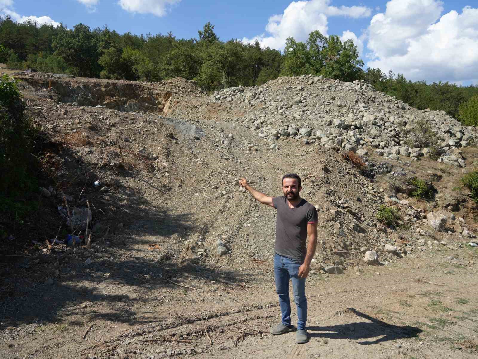 KASTAMONU’NUN DADAY İLÇESİNDE GEÇEN YIL ÇIKAN YANGINDA EVLERİNİ KAYBEDEN AİLE, YERİNE YENİ YAPILACAK EV HAYALİ KURARKEN TOPLANAN YARDIM PARALARINI MÜTEAHHİDE KAPTIRDI.