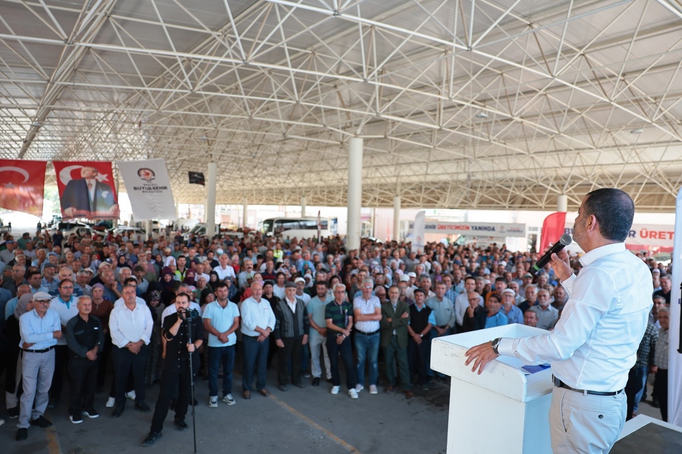 DENİZLİ BÜYÜKŞEHİR BELEDİYE BAŞKANI BÜLENT NURİ ÇAVUŞOĞLU, ÇAMELİ İLÇESİNDE GERÇEKLEŞTİRİLEN MAZOT KART DAĞITIM TÖRENİNDE ÜRETİCİLERLE BİR ARAYA GELDİ. ŞEHRİN HER NOKTASINDA VATANDAŞLARIN YAŞAM KALİTESİNİ ARTIRMAYI HEDEFLEYEN PROJELERİ HAYATA GEÇİRDİKLERİNİ BELİRTEN BAŞKAN ÇAVUŞOĞLU, BÖLGEDEKİ ULAŞIM SORUNLARINI ÇÖZECEK İKİ ÖNEMLİ YATIRIMIN MÜJDESİNİ VERDİ.