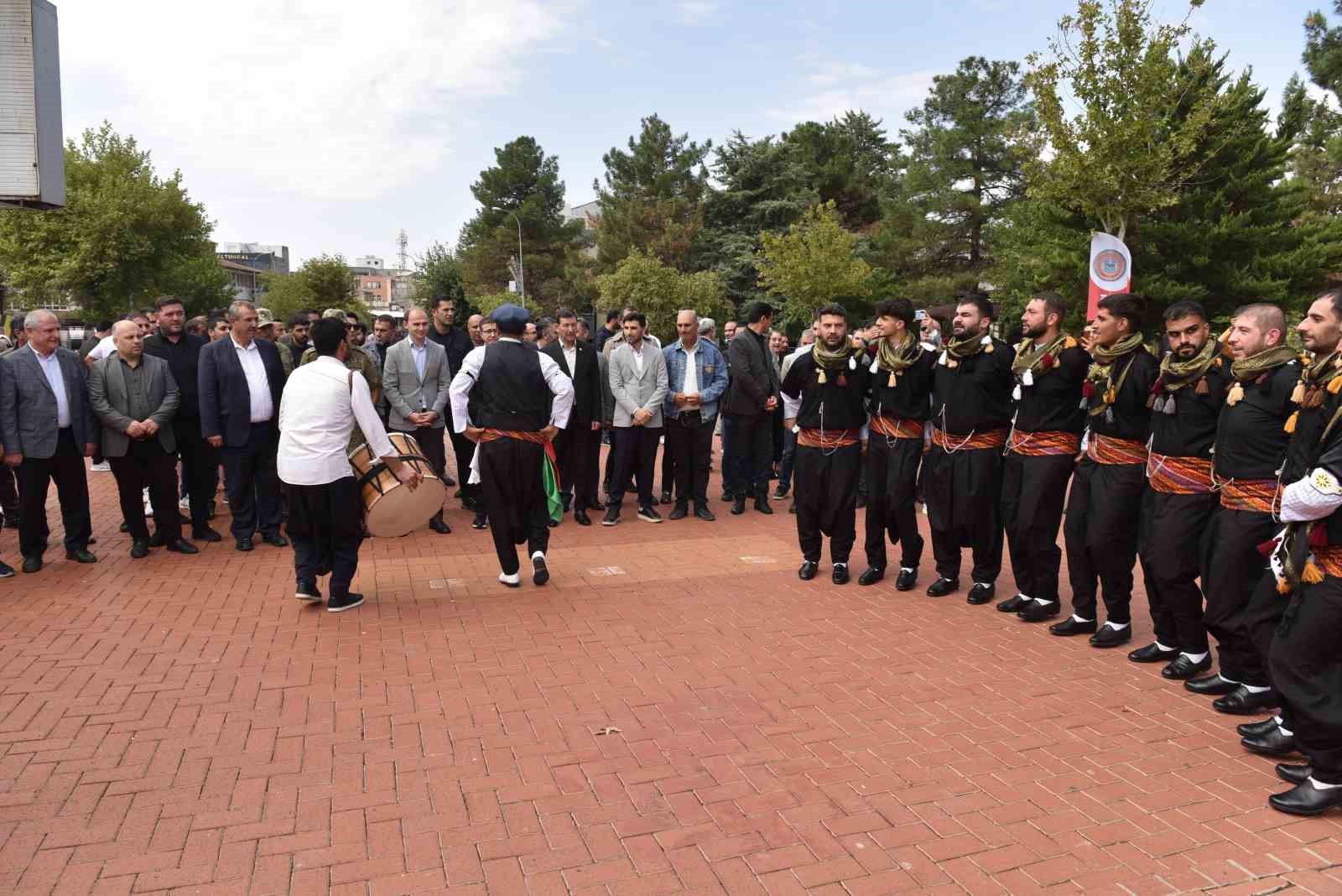 SAYGI DURUŞU VE İSTİKLAL MARŞI'NIN OKUNMASIYLA BAŞLAYAN FESTİVAL AÇILIŞ TÖRENİ HALK OYUNLARI GÖSTERİSİYLE DEVAM ETTİ.