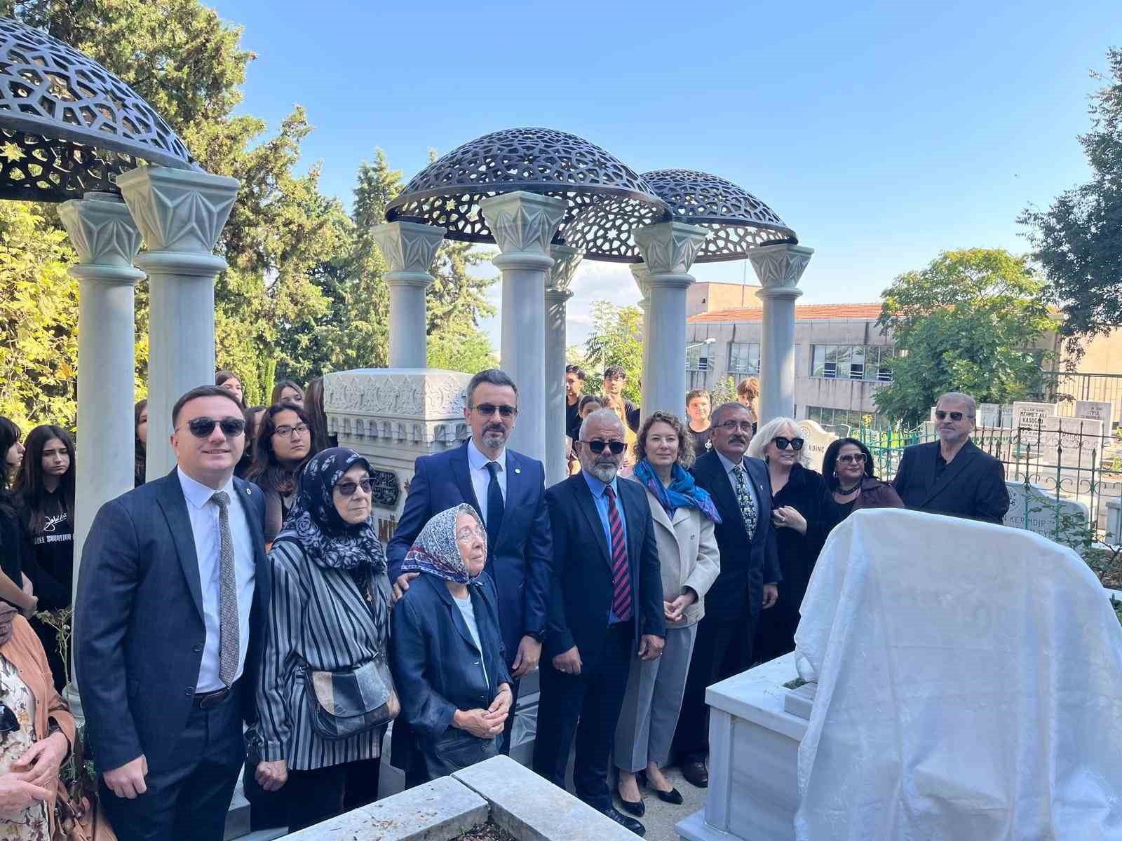 TÜRK MÜZİĞİNİN "SANAT GÜNEŞİ" ZEKİ MÜREN, ÖLÜMÜNÜN 30. YILINDA MEMLEKETİ BURSA’DA KABRİ BAŞINDA ANILDI. EMİR SULTAN MEZARLIĞI’NDA DÜZENLENEN TÖRENE AİLESİ, SEVENLERİ, VAKIF TEMSİLCİLERİ VE ÖĞRENCİLER KATILDI. MÜREN İÇİN DÜZENLENEN ANMA PROGRAMI, AKŞAM NÜKHET DURU’NUN DA SAHNEYE ÇIKACAĞI ÖZEL KONSERLE DEVAM EDECEK.