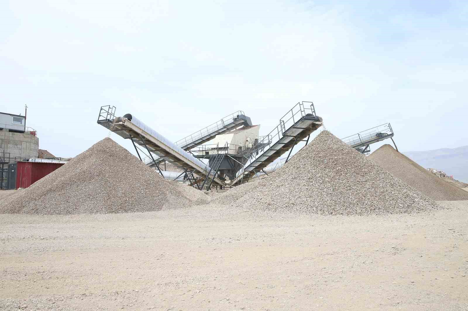 KAHRAMANMARAŞ’TA KARACASU ENKAZ VE YIKINTI ATIKLARI GERİ DÖNÜŞÜM TESİSİ’NDE YAKLAŞIK 750 BİN METREKÜP ENKAZIN BULUNDUĞU 40 BİN METREKARELİK SAHADA YAKLAŞIK 200 BİN METREKÜP ENKAZ AGREGAYA DÖNÜŞTÜRÜLEREK EKONOMİYE KAZANDIRILIRKEN, SAHANIN TAMAMEN TEMİZLENMESİNİN BİR BUÇUK, İKİ YIL İÇERİSİNDE TAMAMLANMASI ÖNGÖRÜLÜYOR.