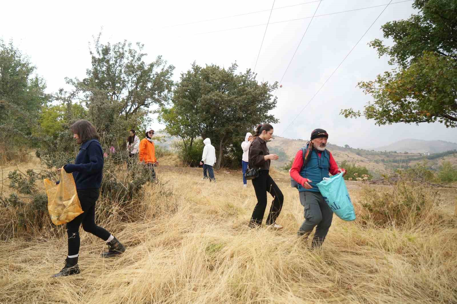 MUŞ’TA 3 EKİM DÜNYA YÜRÜYÜŞ GÜNÜ DOLAYISIYLA MUŞ GEROK TOPLULUĞU ÜYELERİ, KENTİN BAĞLARINDA YAKLAŞIK 10 KİLOMETRELİK DOĞA YÜRÜYÜŞÜ GERÇEKLEŞTİRDİ.