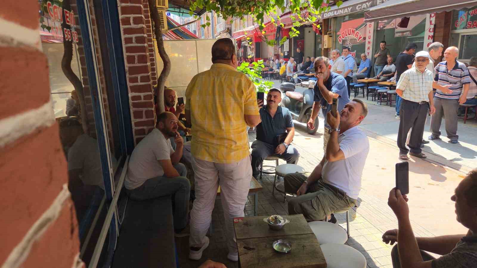 SAMSUN’DA ÇAY OCAĞINDA KEMENÇE ÇALAN ÇALGICI, MÜŞTERİLERİN VE ÇEVREDEN GEÇENLERİN İLGİ ODAĞI OLDU. AHALİ, NEŞELİ TÜRKÜLERE OYNAYARAK EŞLİK EDERKEN BİR YANDAN DA CEP TELEFONLARI İLE KAYIT YAPTI.