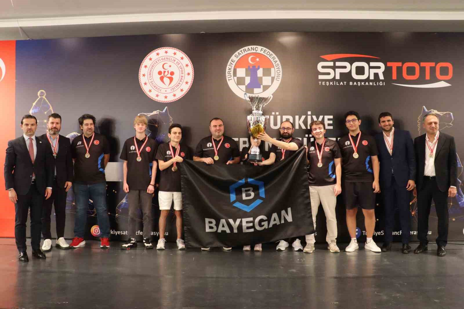 TÜRKİYE’NİN VE DÜNYANIN ÖNDE GELEN SATRANÇ OYUNCULARINI BİR ARAYA GETİREN TÜRKİYE SATRANÇ SÜPER LİGİ’NDE MÜCADELE EDEN BAYEGAN PENDİK SATRANÇ SPOR KULÜBÜ, LİGİ YİNE ZİRVEDE TAMAMLAYARAK ÜÇÜNCÜ KEZ ÜST ÜSTE ŞAMPİYONLUĞA ULAŞTI.