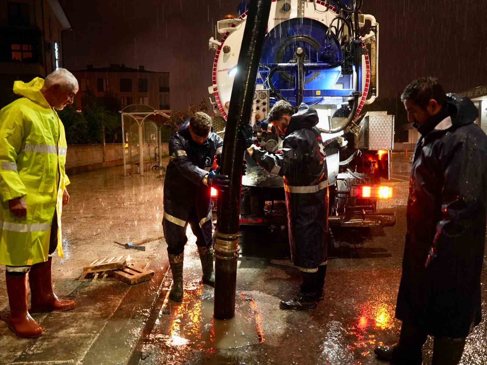 DÜZCE’DE ETKİLİ OLAN AŞIRI YAĞIŞLAR NEDENİYLE BELEDİYE EKİPLERİ 36 SAATTİR ARALIKSIZ ÇALIŞMALARINI SÜRDÜRÜYOR. DÜZCE BELEDİYESİ, 66 ARAÇ VE İŞ MAKİNESİ İLE 140 PERSONELİN SAHADA GÖREV YAPTIĞINI AÇIKLAYARAK VATANDAŞLARI SU BASKINI, ÇATI UÇMASI VE AĞAÇ DEVRİLMESİ RİSKLERİNE KARŞI UYARDI.