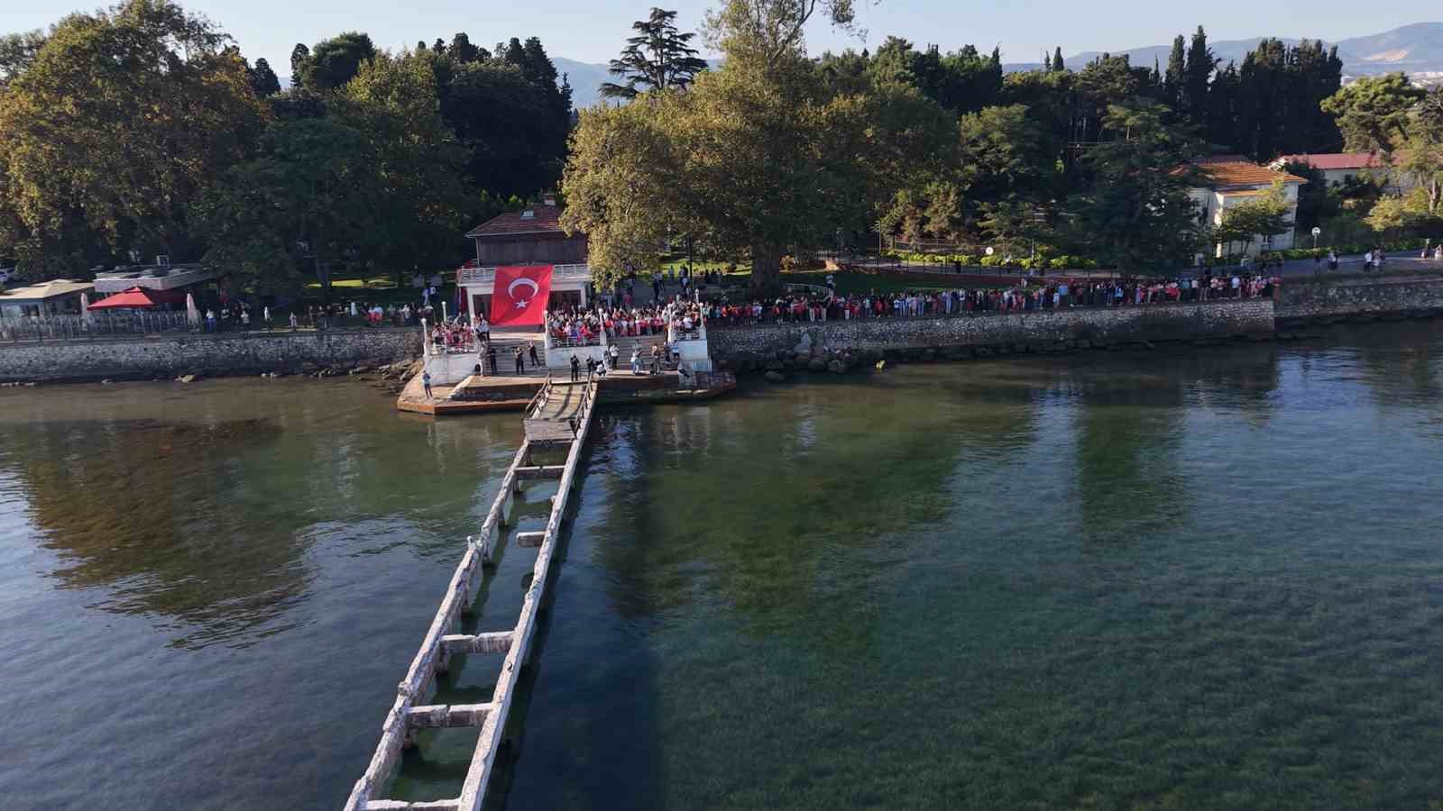 TEKNOFEST MAVİ VATAN ETKİNLİKLERİ KAPSAMINDA İZMİT KÖRFEZİ GEÇİŞİ YAPAN TÜRKİYE’NİN YERLİ VE MİLLİ GURURLARI TCG ANADOLU İLE TCG HEYBELİADA, YÜRÜYEN KÖŞK AÇIKLARINDAN GEÇİŞ YAPARAK VATANDAŞLARI SELAMLADI. GEÇİŞ TÖRENİNE YALOVA VALİSİ DR. AHMET HAMDİ USTA DA KATILDI.