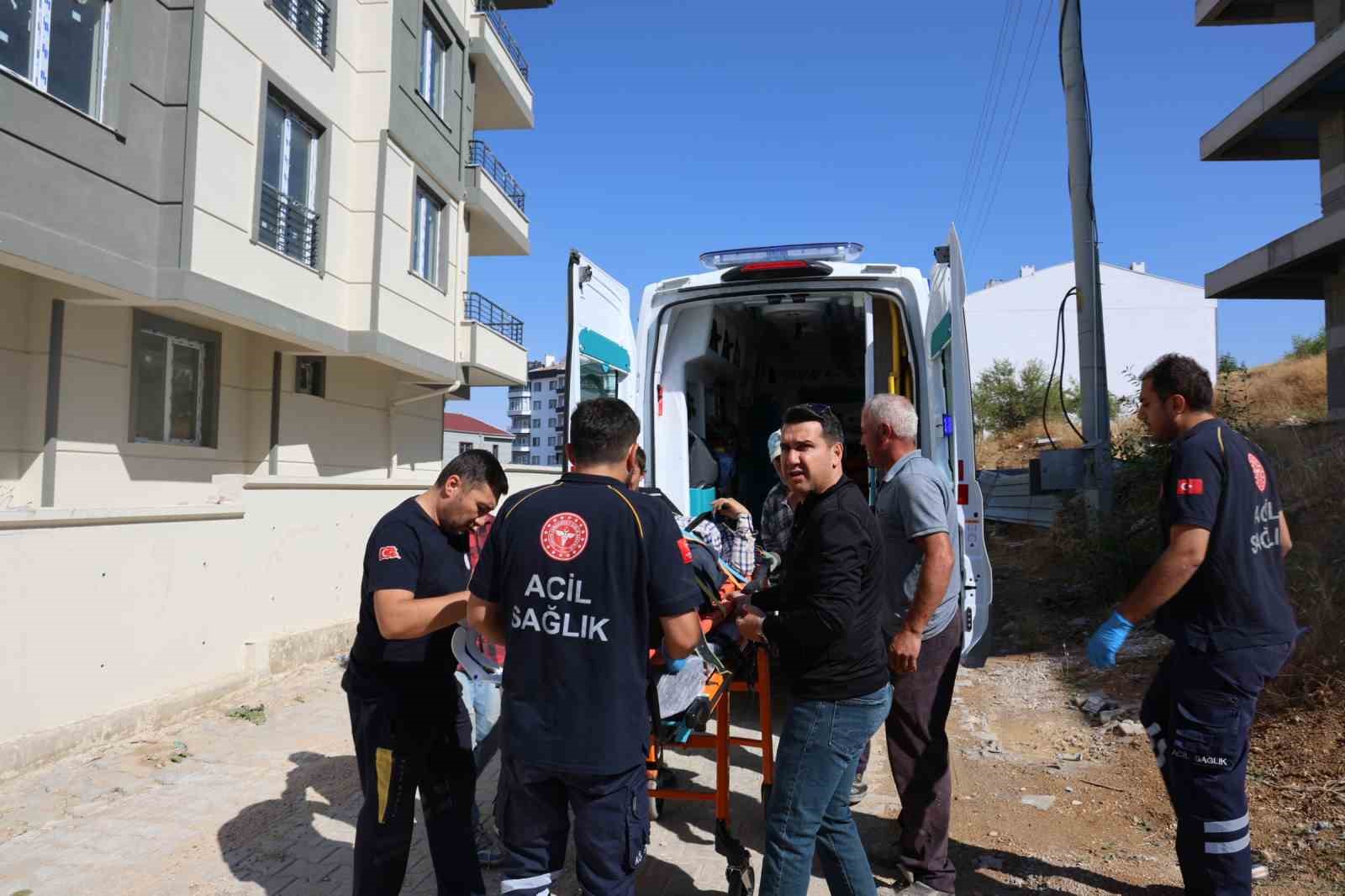 NEVŞEHİR’DE KONTROL İÇİN GİTTİĞİ İNŞAATTA ÜZERİNE BASTIĞI TAHTA PARÇANIN KIRILMASI SONUCU ASANSÖR BOŞLUĞUNA DÜŞEN 28 YAŞINDAKİ İNŞAAT MÜHENDİSİ AĞIR YARALANDI.