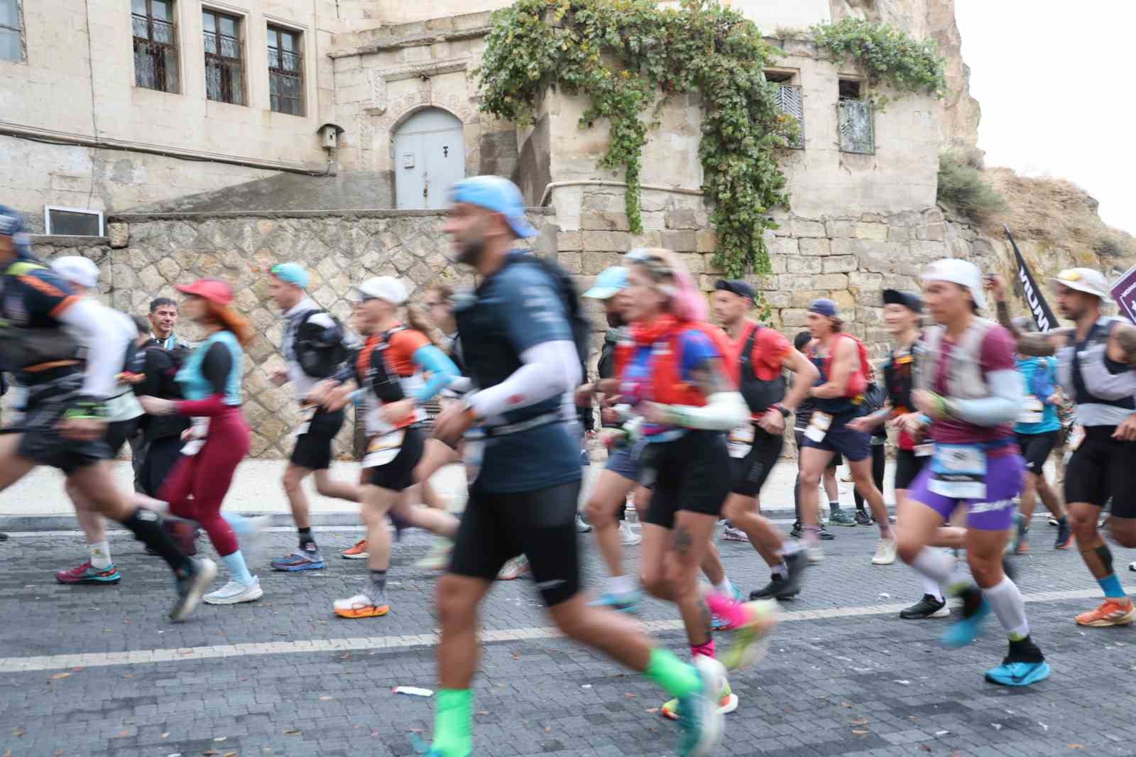 KAPADOKYA’DA DÜZENLENEN SALOMON CAPPADOCİA ULTRA TRAİL YARIŞLARINDA HEYECAN BAŞLADI. 73 ÜLKEDEN 3 BİNE YAKIN SPORCUNUN KATILDIĞI ORGANİZASYONDA 119, 63 VE 38 KİLOMETRELİK PARKURLARDA MÜCADELE EDEN SPORCULAR, KAPADOKYA’NIN EŞSİZ COĞRAFYASINDA ZORLU BİR DAYANIKLILIK SINAVI VERİYOR.