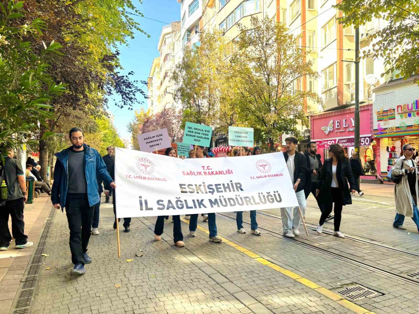 ESKİŞEHİR İL SAĞLIK MÜDÜRLÜĞÜ TARAFINDAN DÜNYA YÜRÜYÜŞ GÜNÜ KAPSAMINDA DÜZENLENEN ETKİNLİKTE VATANDAŞLAR VE SAĞLIK ÇALIŞANLARI, HAREKETLİ YAŞAMIN ÖNEMİNE DİKKAT ÇEKMEK AMACIYLA BİR ARAYA GELDİ.