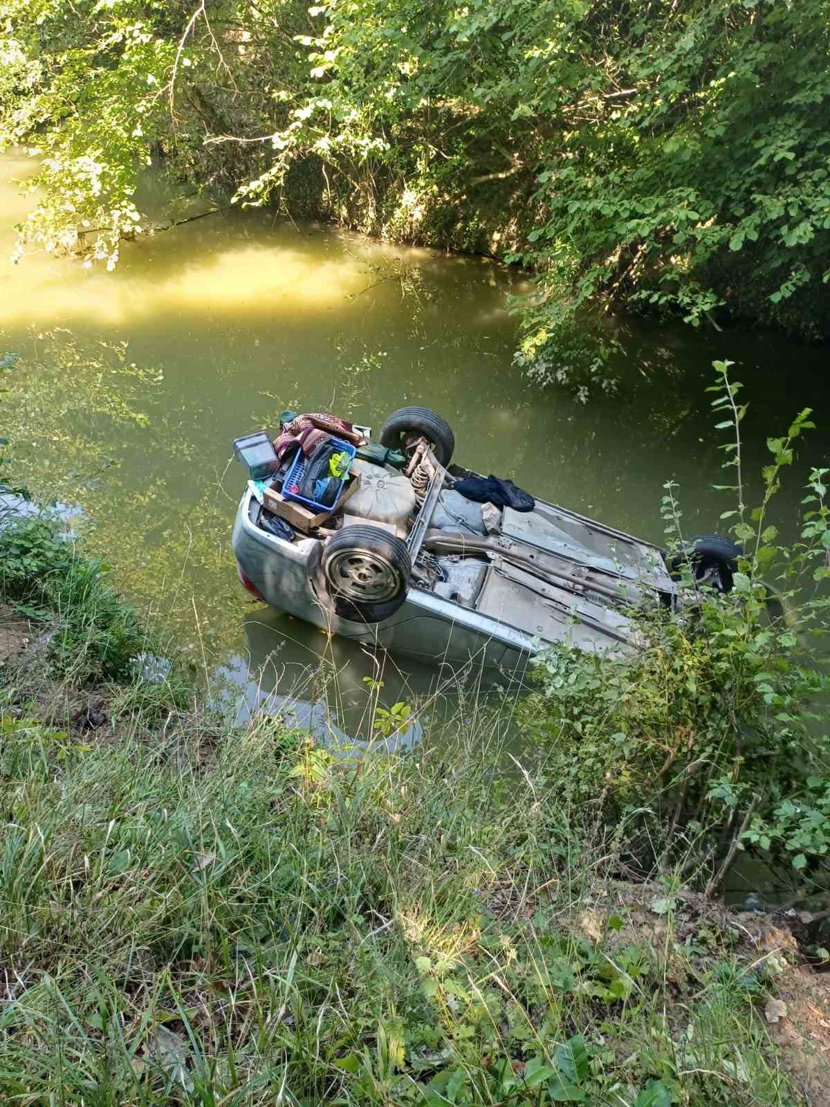 İZMİT İLÇESİNDE KONTROLDEN ÇIKAN OTOMOBİL DEREYE YUVARLANDI