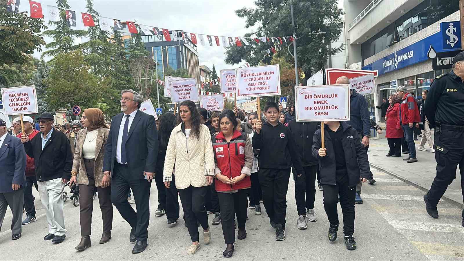 BURDUR'DA 1 EKİM DÜNYA YAŞLILAR GÜNÜ DOLAYISIYLA YAŞLILAR VE GENÇLERİN KATILDIĞI YÜRÜYÜŞ GERÇEKLEŞTİRİLDİ.