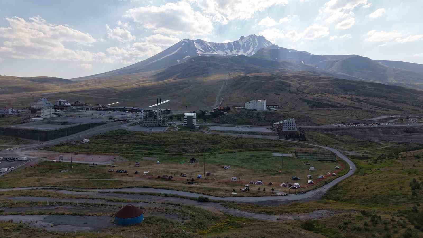 KAYSERİ BÜYÜKŞEHİR BELEDİYESİ’NİN 12 AY TURİZM VİZYONU DOĞRULTUSUNDA ERCİYES A.Ş. TARAFINDAN YAZ SEZONUNDA HAYATA GEÇİRİLEN DOĞA, SPOR VE GASTRONOMİ ODAKLI AKTİVİTELER DEVAM EDİYOR. ÇEKİMLERİ GERÇEKLEŞTİRİLEN TANITIM ÇALIŞMASIYLA ERCİYES’İN YAZ AYLARINDA DA ZİYARETÇİLERİNE SUNDUĞU ZENGİN DENEYİMLER ULUSAL VE ULUSLARARASI TURİZM PAZARINA GÜÇLÜ BİR ŞEKİLDE AKTARILIYOR.